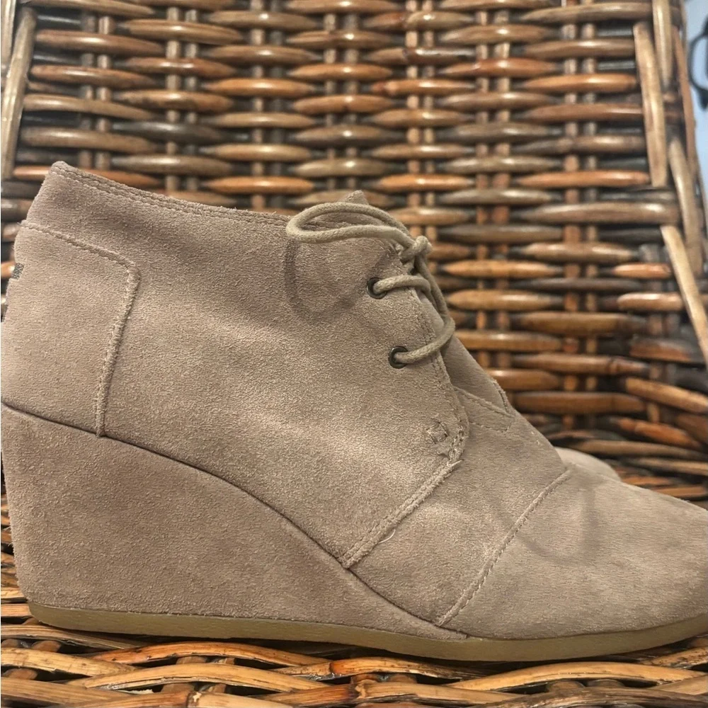 Tom’s Women's Suede Ankle Boots in size 10. Tan